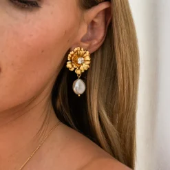 Blossom Örhängen / Crystal (Guld)>Caroline Svedbom Sale
