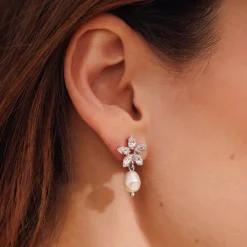 Emmy Örhängen / Pearl + Crystal (Rhodium)>Caroline Svedbom Sale