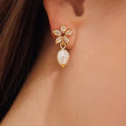Emmy Örhängen / Pearl + Crystal (Guld)>Caroline Svedbom