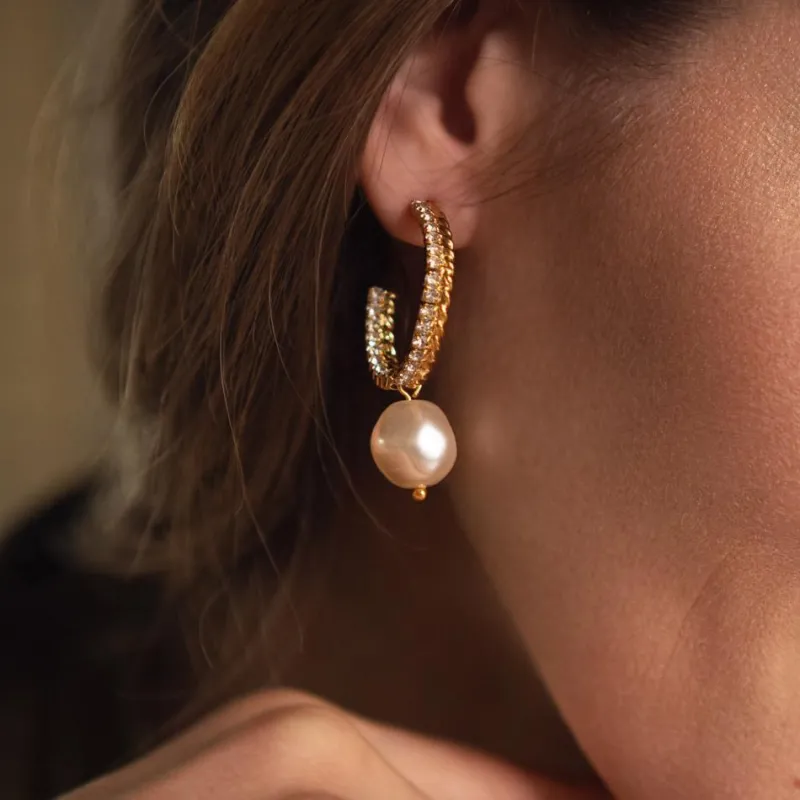 Kaia Pearl Örhängen/ Pearl + Crystal (Rhodium)>Caroline Svedbom Online