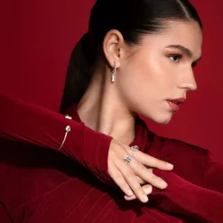 Caroline Svedbom Lucy Örhängen / Crystal – Guld><noscript><img width=