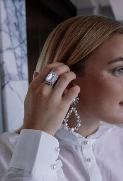 Caroline Svedbom Lydia Cocktail Ring Crystal – Rhodium><noscript><img width=