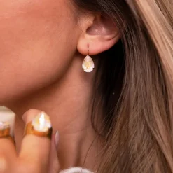 Mini Drop Clasp Örhängen/ Ivory Creme Delite (Guld)>Caroline Svedbom