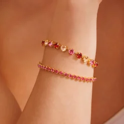 Caroline Svedbom Nicola Armband / Scarlet Combo (Guld)><noscript><img width=