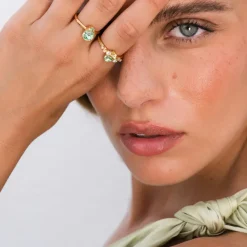 Petite Drop Ring / Chrysolite (Guld)>Caroline Svedbom Hot