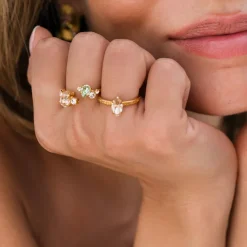 Vivi Ring / Chrysolite + Light Silk (Guld)>Caroline Svedbom Sale