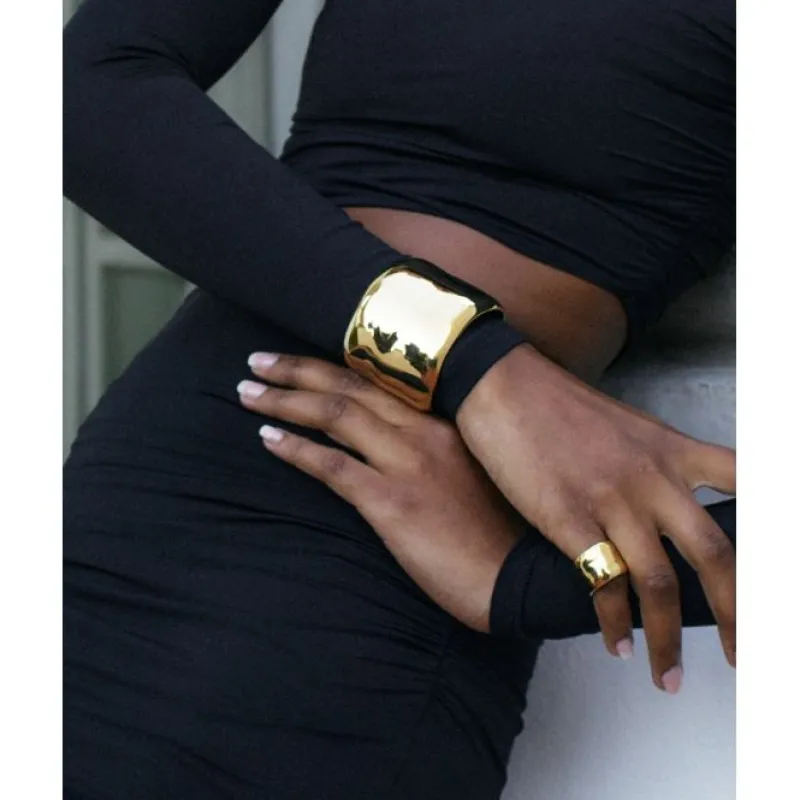 Flowy Bangle Guld – 127418>Edblad Online