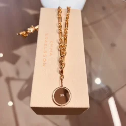 Emma Israelsson Name Coin Wreath Charm Guld Charm020>Charms