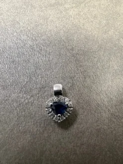 Hjärta i 18K Vitguld med Diamanter och Safir HJG026>