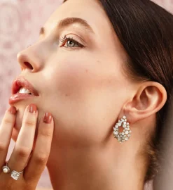 Alice Örhängen Guld – White Opal (60564)><noscript><img width=