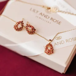 Petite Miss Alice Örhängen – Garnet><noscript><img width=
