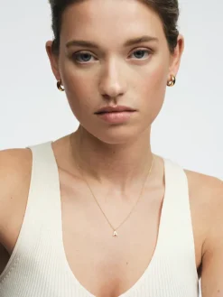 Mockberg Petite Plain Bokstav Guld><noscript><img width=