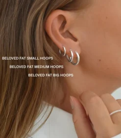 Syster P Beloved Fat Medium Hoops Guld><noscript><img width=
