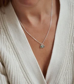 Syster P Beloved Mini Bokstav Hänge Silver><noscript><img width=