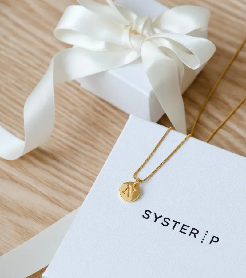 Syster P Beloved Mini Bokstav Hänge Guld>Berlocker