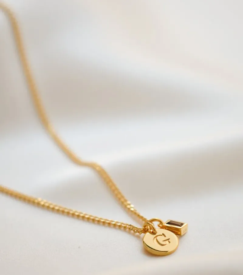 Syster P Beloved Mini Bokstav Hänge Guld>Berlocker