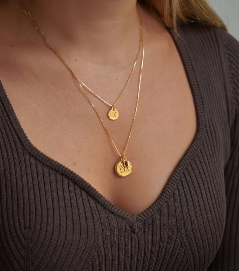 Syster P Beloved Mini Bokstav Hänge Guld>Berlocker