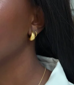 Syster P Bolded Little Sis Chevron Guld><noscript><img width=