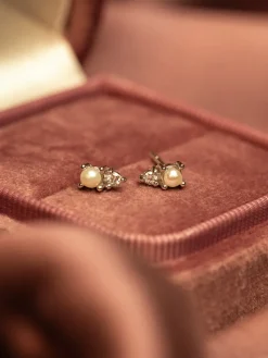 YLVA LI Diamond Pearl Stud Örhängen – Silver 8712><noscript><img width=