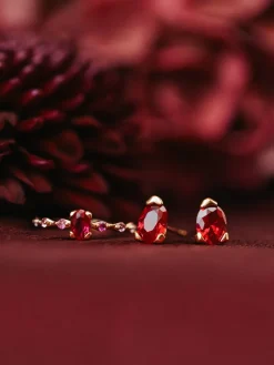 YLVA LI Embla Stud Ruby – Guld><noscript><img width=