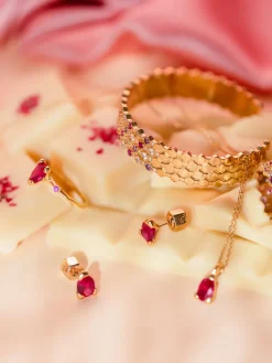 YLVA LI Embla Stud Ruby – Guld><noscript><img width=